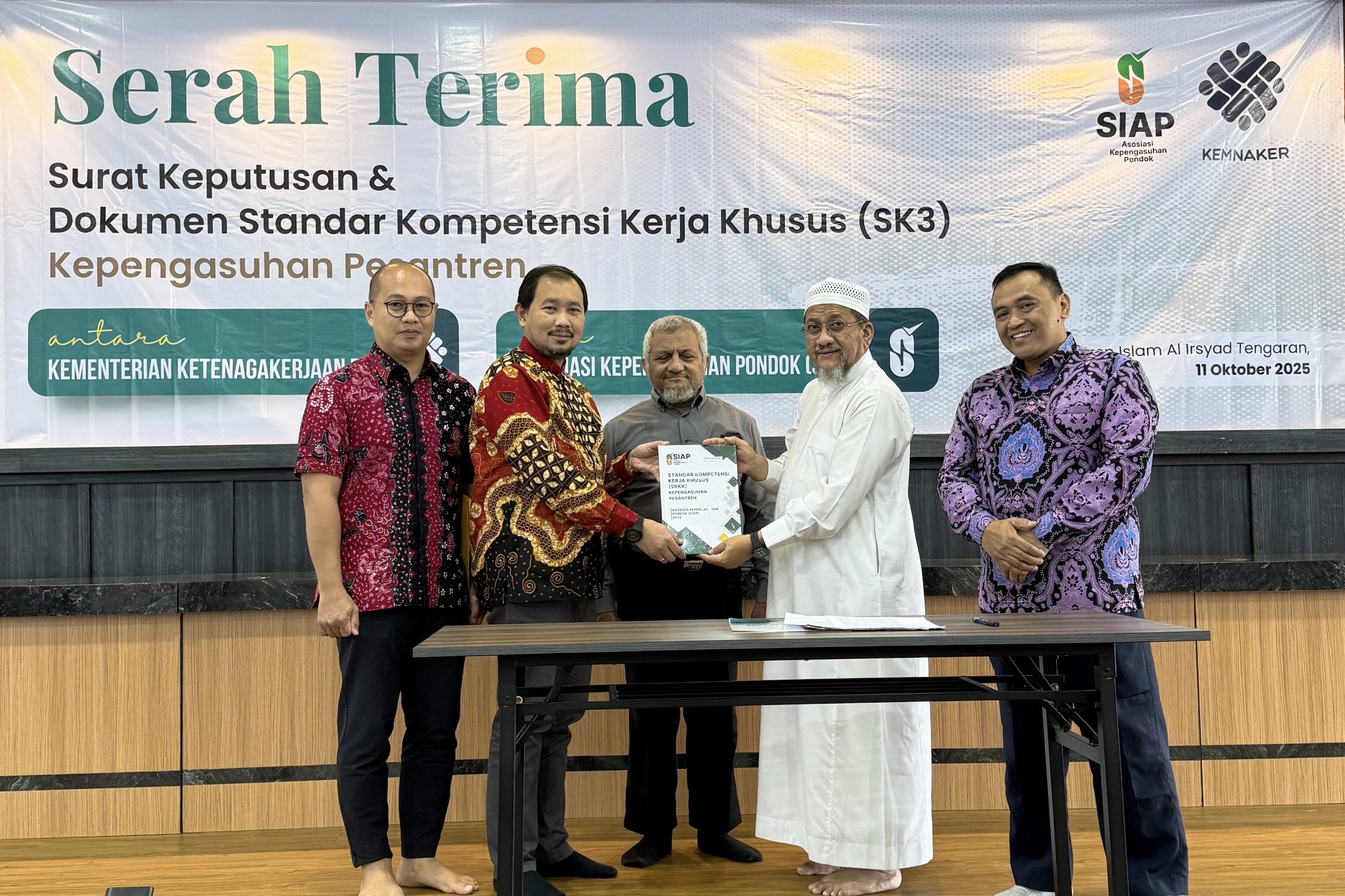 Gambar Serah Terima SK3 Kepengasuhan Pondok oleh Kemenaker RI kepada Asosiasi Kepengasuhan Pondok (SIAP)