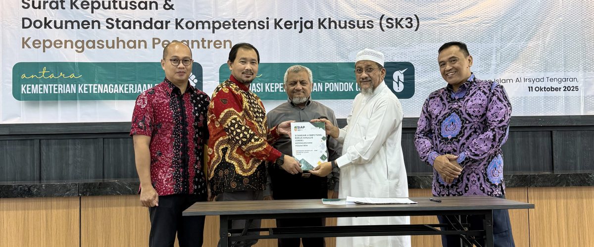 Gambar Serah Terima SK3 Kepengasuhan Pondok oleh Kemenaker RI kepada Asosiasi Kepengasuhan Pondok (SIAP)