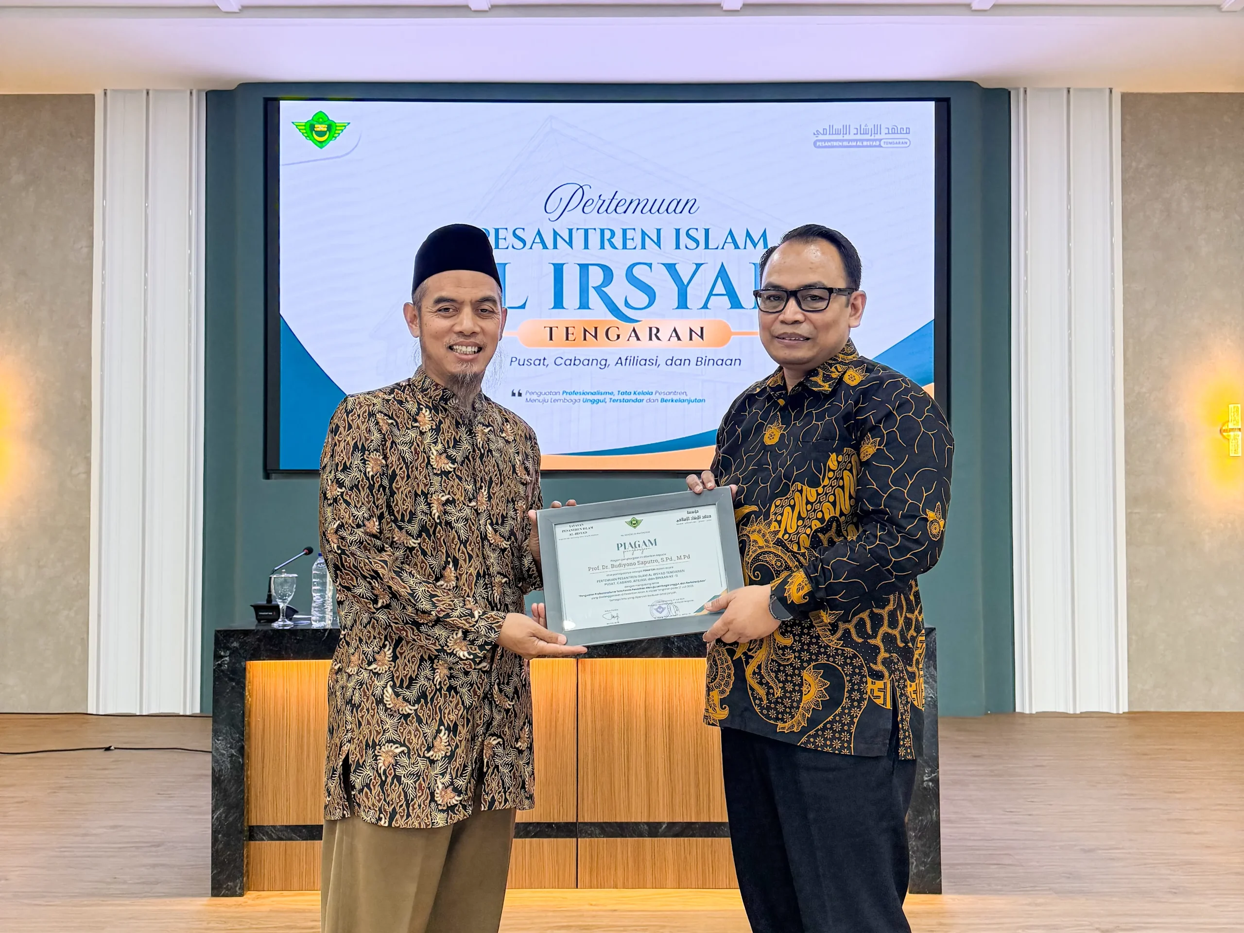 Penyerahan kenang-kenangan kepada Prof Budiyono